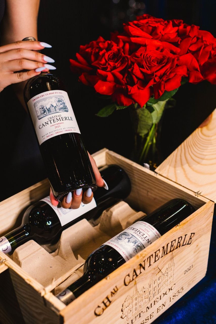 Château Cantemerle wine gift box with red roses
